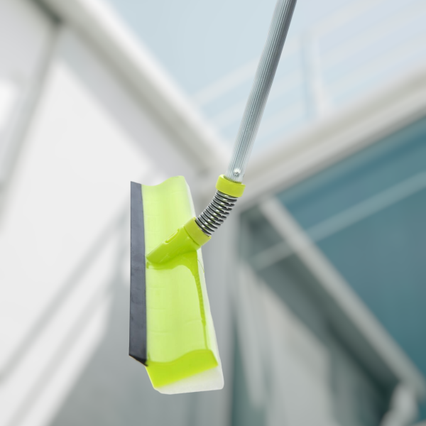 Стеклоочиститель с телескопической ручкой со съемной насадкой